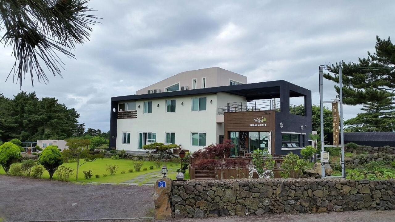 Moon Forest Guesthouse เมืองเชจู ภายนอก รูปภาพ