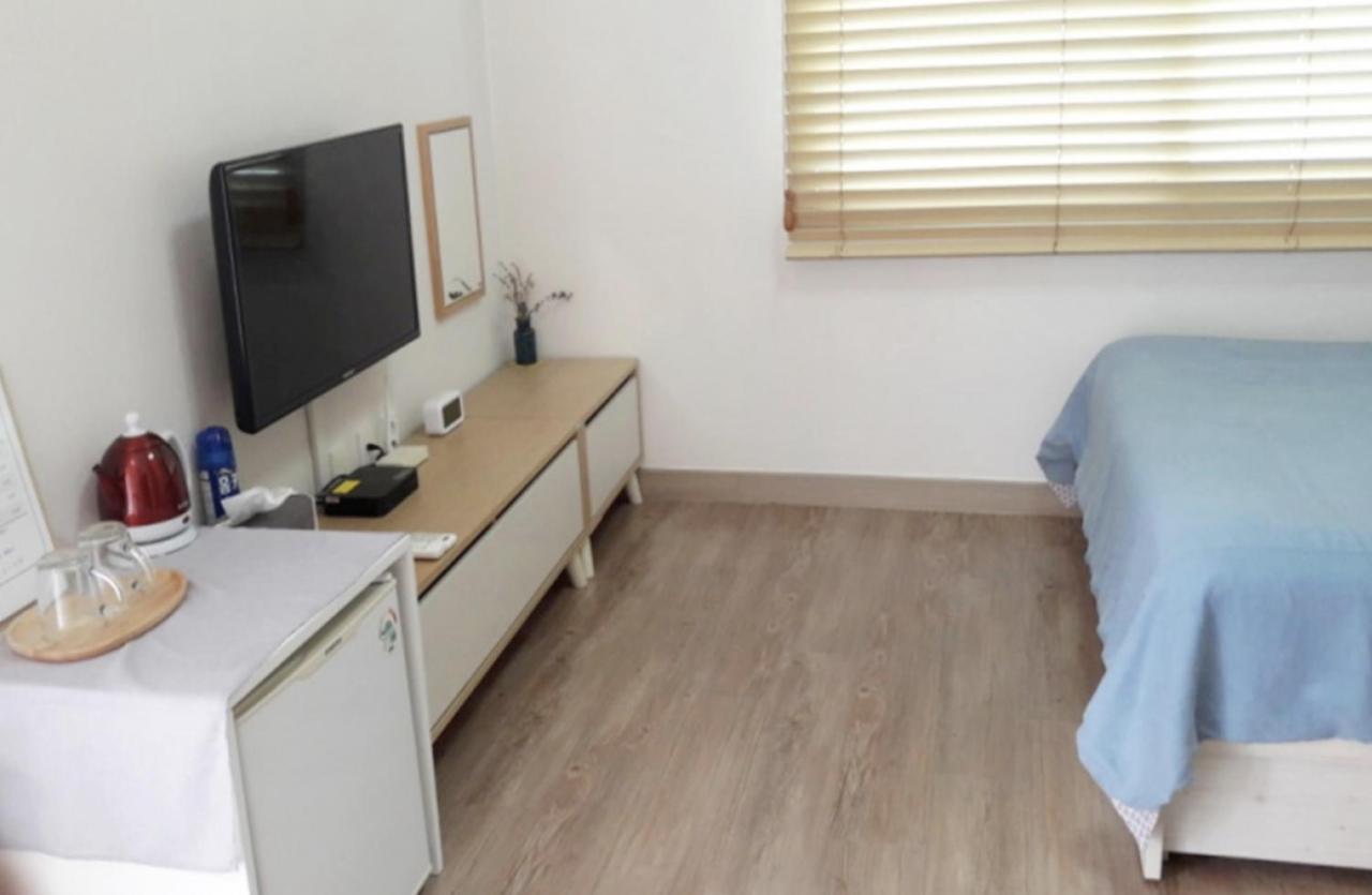 Moon Forest Guesthouse เมืองเชจู ภายนอก รูปภาพ