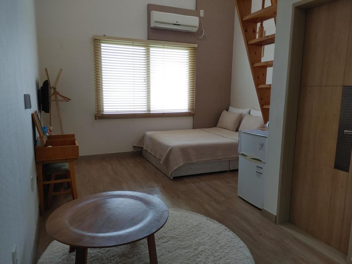 Moon Forest Guesthouse เมืองเชจู ภายนอก รูปภาพ