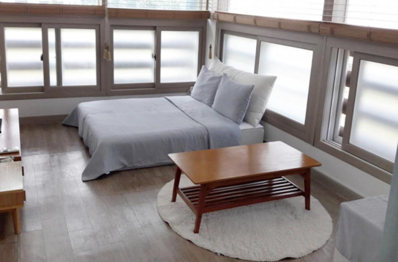 Moon Forest Guesthouse เมืองเชจู ภายนอก รูปภาพ