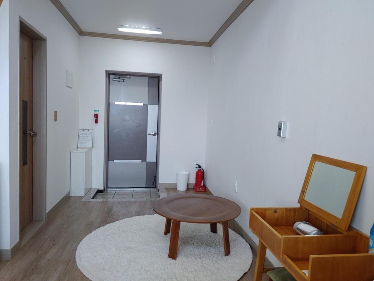 Moon Forest Guesthouse เมืองเชจู ภายนอก รูปภาพ