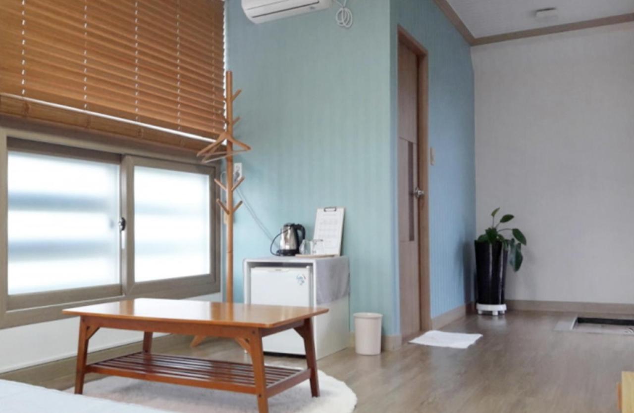 Moon Forest Guesthouse เมืองเชจู ภายนอก รูปภาพ