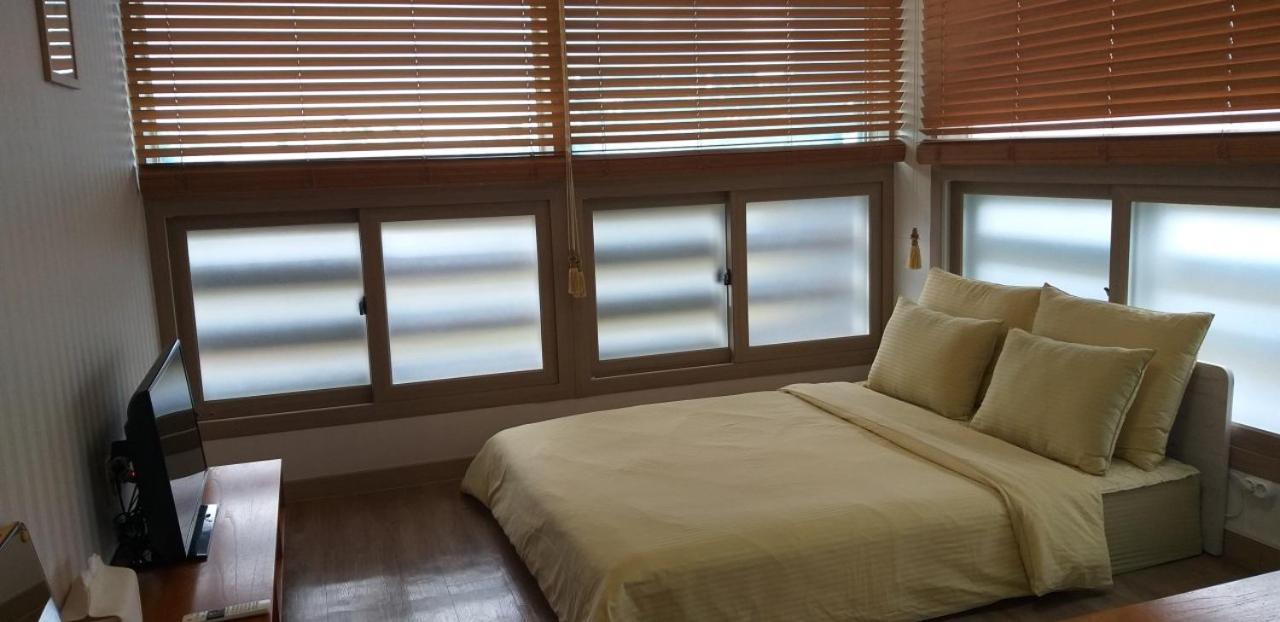 Moon Forest Guesthouse เมืองเชจู ภายนอก รูปภาพ