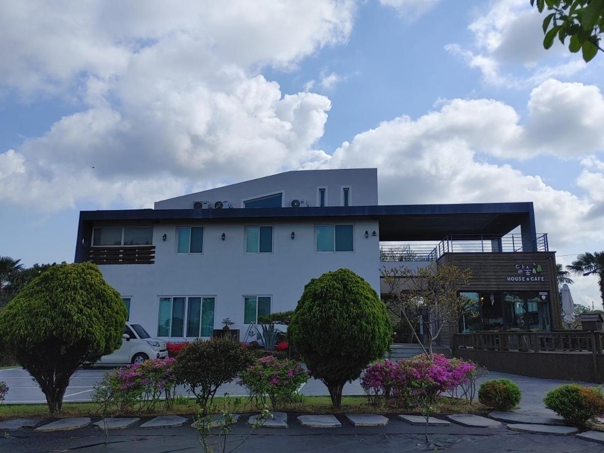 Moon Forest Guesthouse เมืองเชจู ภายนอก รูปภาพ