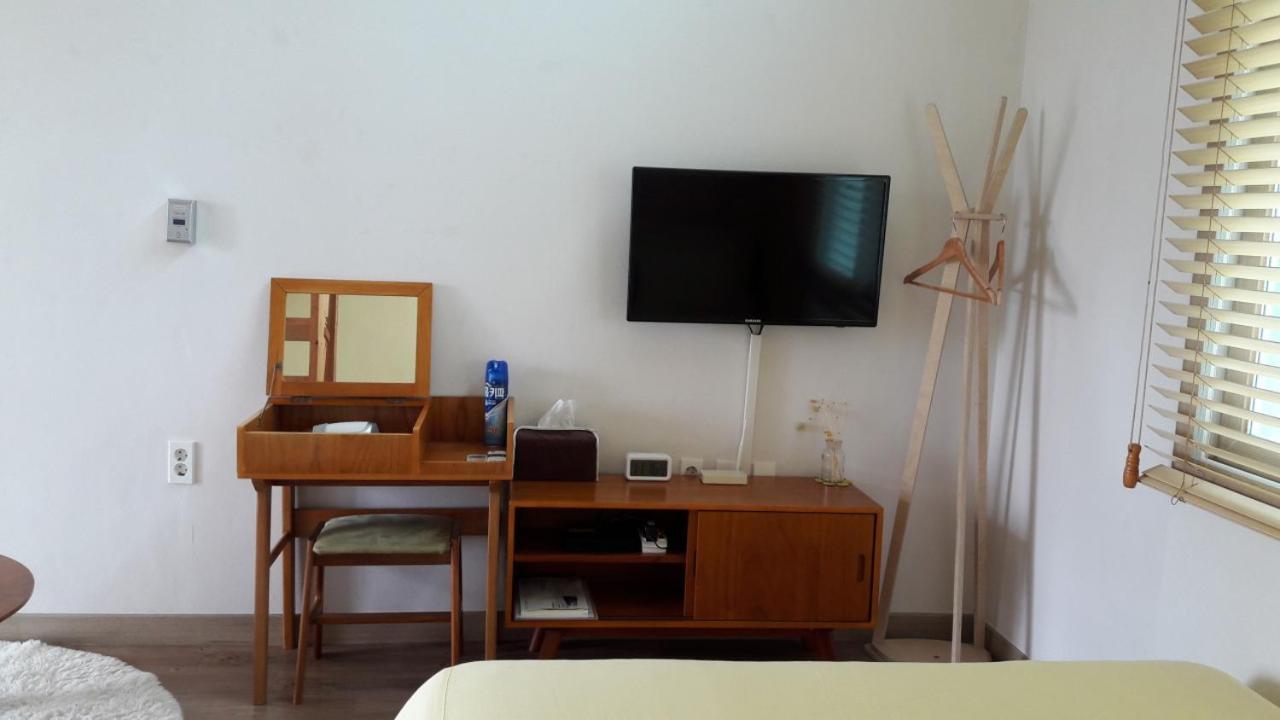 Moon Forest Guesthouse เมืองเชจู ภายนอก รูปภาพ