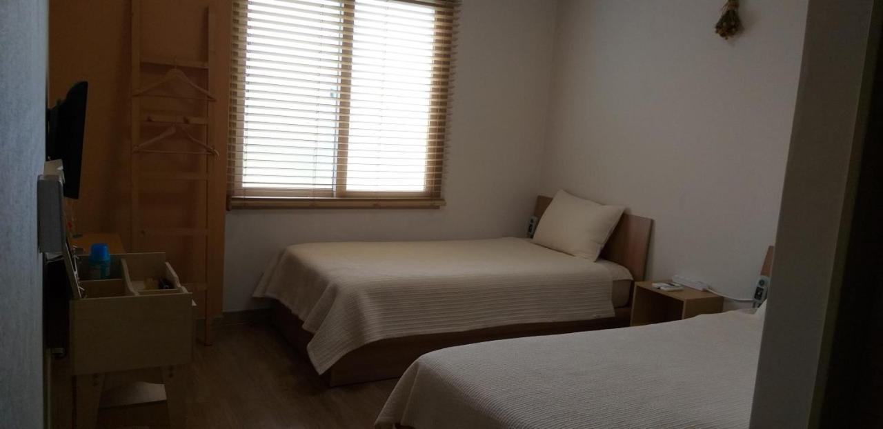 Moon Forest Guesthouse เมืองเชจู ภายนอก รูปภาพ