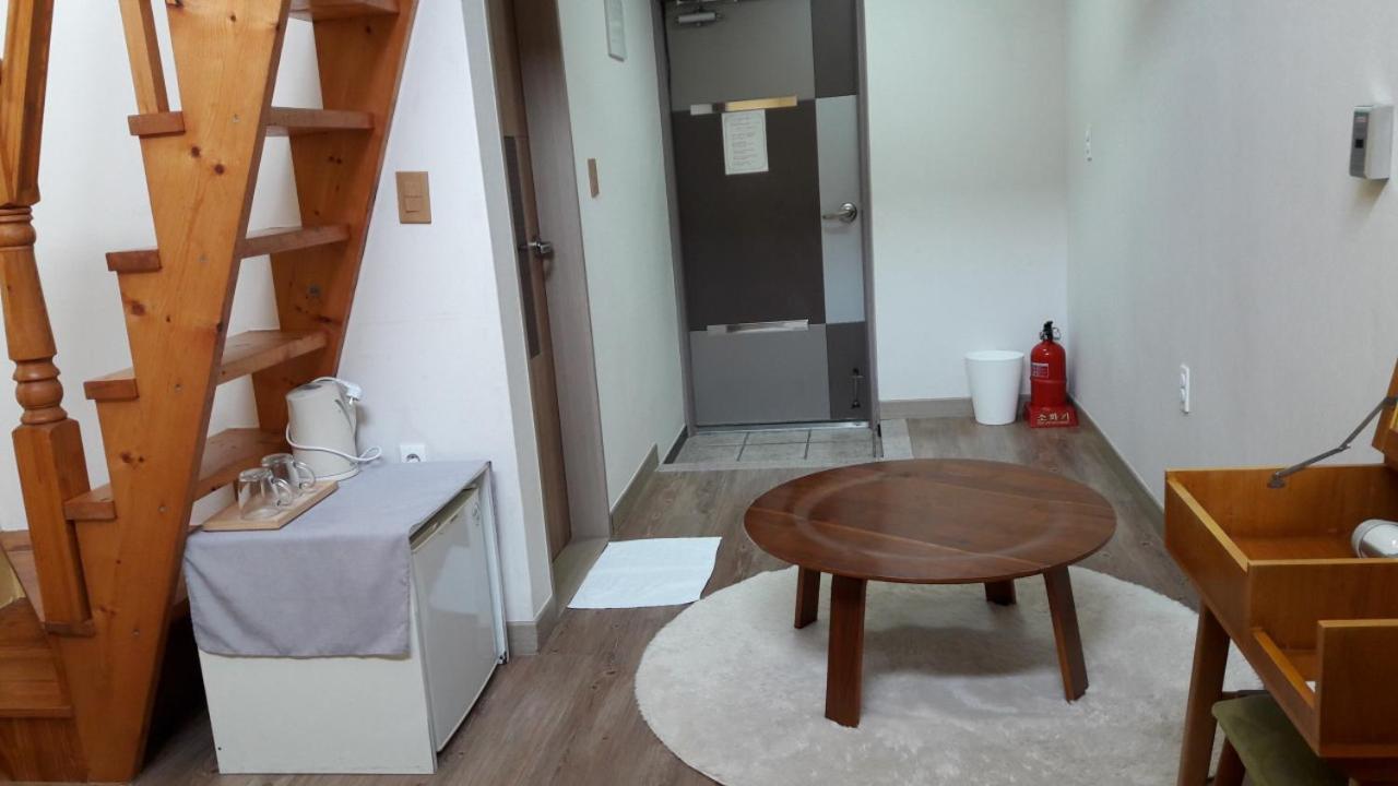 Moon Forest Guesthouse เมืองเชจู ภายนอก รูปภาพ
