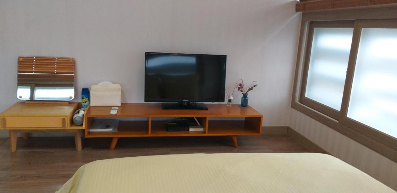 Moon Forest Guesthouse เมืองเชจู ภายนอก รูปภาพ